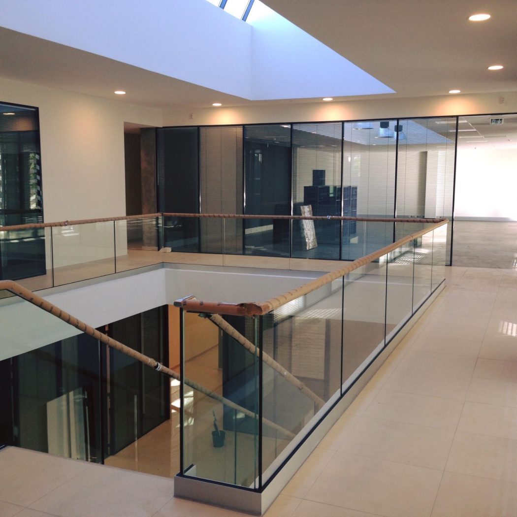nettoyage-de-vitres-pour-bureau-et-hangar-a-aix-en-provence-13-87
